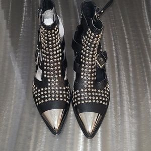 BLACK STUDDED OPEN BOOTIE🖤💣